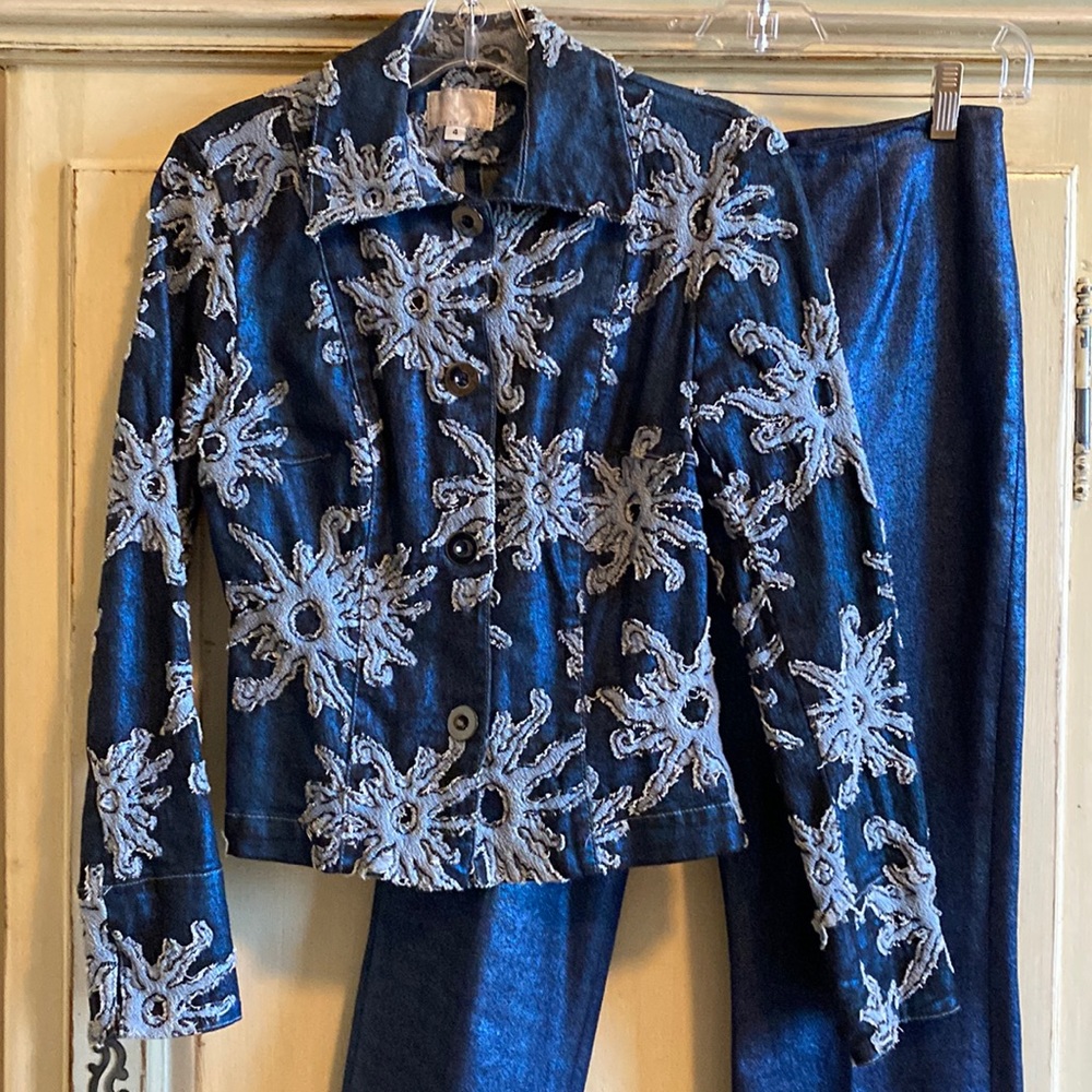 Alberto Makali Blazer 2 piece metallic pant set. Jkt has cloth textured flowers